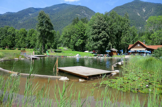 Naturbadeteich Radnig unweit der Frühstückspension Zerza in Kärnten