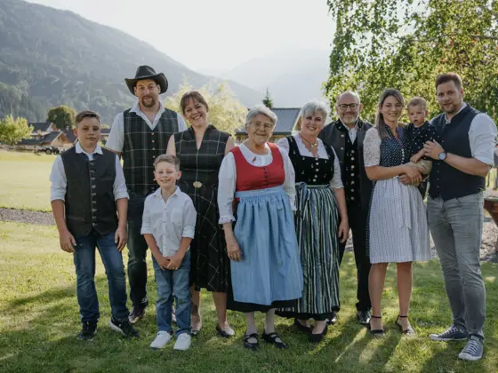 Familie Zerza in Tracht im Garten vorm Haus. Familie Zerza in Tracht im Garten vorm Haus.