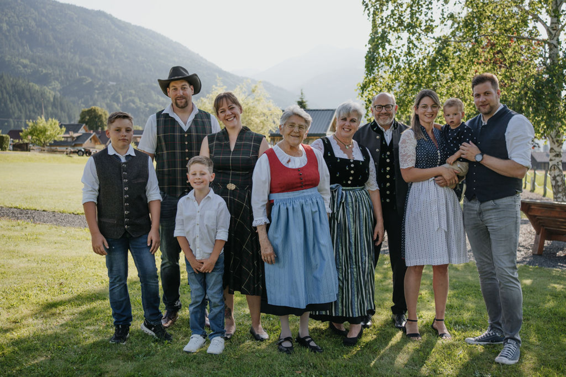 Familie Zerza in Tracht im Garten vorm Haus.