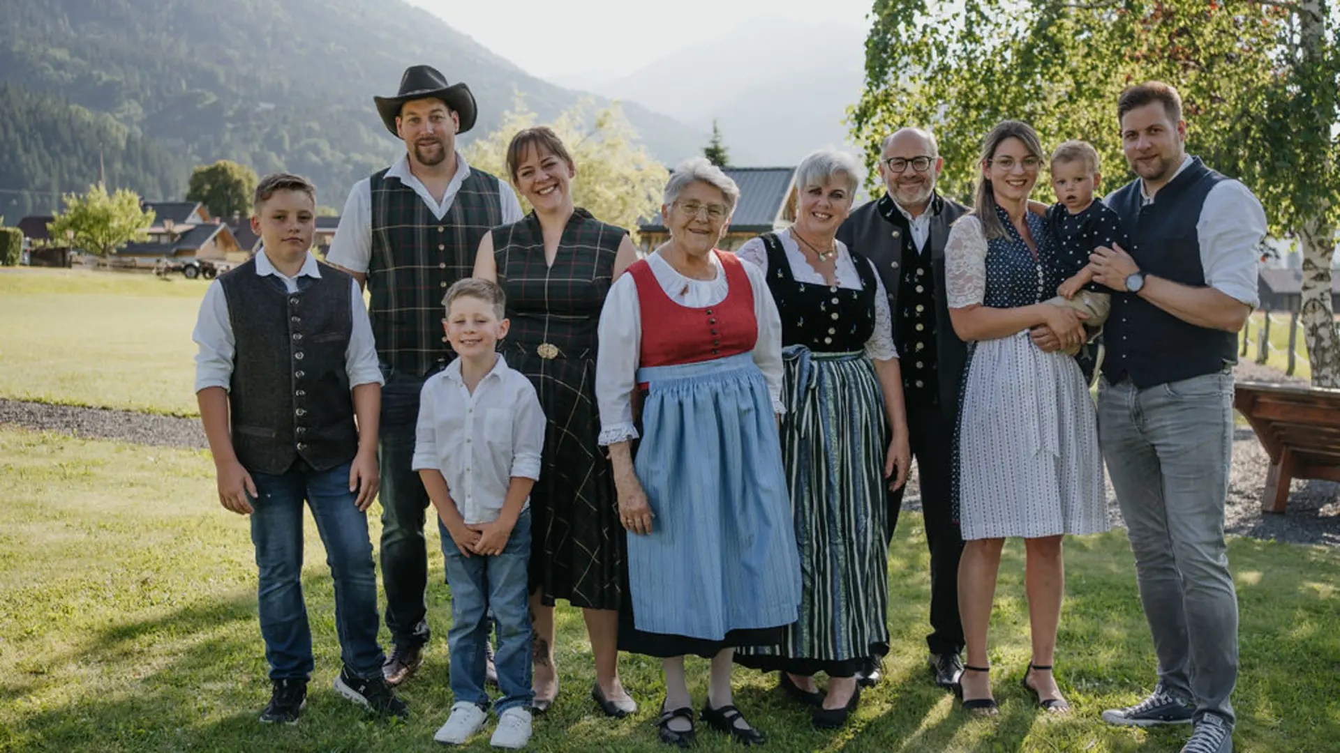 Familie Zerza in Tracht im Garten vorm Haus.