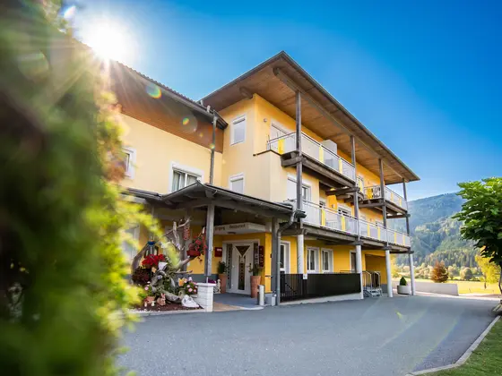 Blick aufs Hotel Garni Zerza.
