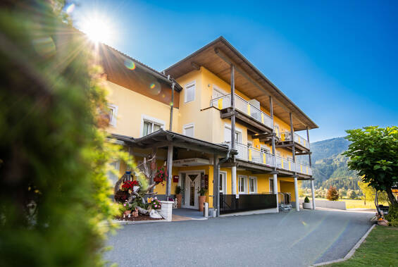 Blick aufs Hotel Garni Zerza.