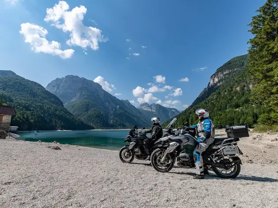 Motorräder vor einem See am Nassfeld. Motorräder vor einem See am Nassfeld.