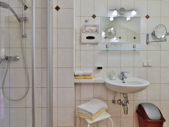 Bad im Doppelzimmer Standard vom Hotel Garni Zerza.