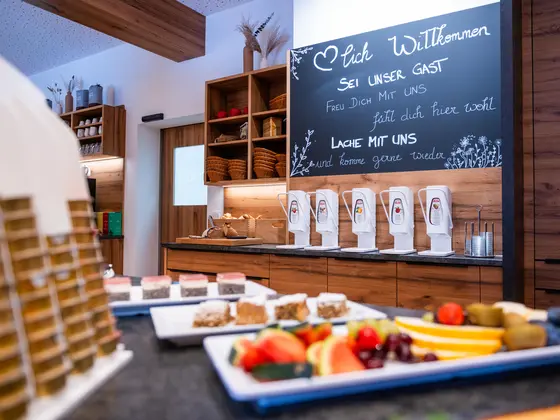 Tafel mit Spruch am Frühstücksbuffet im Restaurant Vista. Tafel mit Spruch am Frühstücksbuffet im Restaurant Vista.