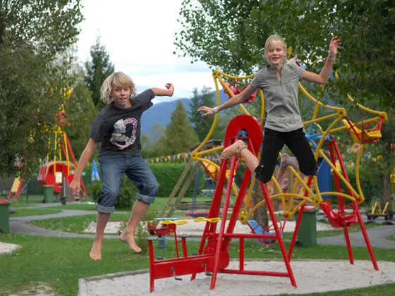 Kinder am Spielplatz am Erlebnispark Nassfeld.
