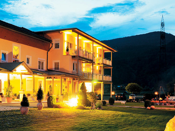 Hotel Garni Zerza am Abend.