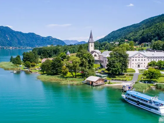 Schifffahrt am Ossiacher See in Kärnten. Schifffahrt am Ossiacher See in Kärnten.