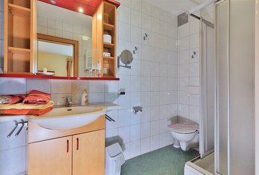 Badezimmer im Familienzimmer Nr 6 im Hotel Garni Zerza