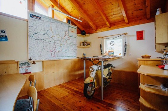Bar in der Bikerhütte mit Landkarte des Hotel Garni Zerza