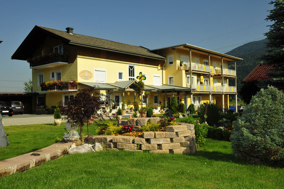 Garten vom Hotel Garni Zerza am Nassfeld in Kärnten