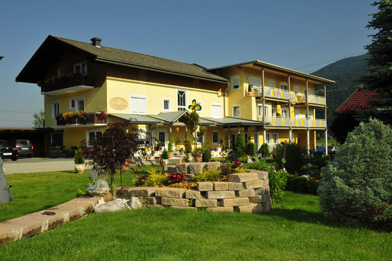 Garden at hotel Garni Zerza