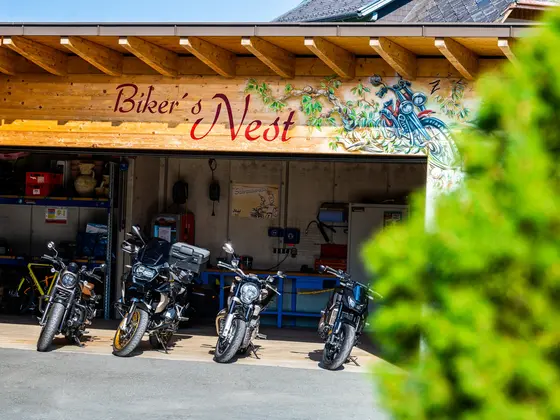 Biker Nest für Motorräder im Hotel Garni Zerza. Biker Nest für Motorräder im Hotel Garni Zerza.