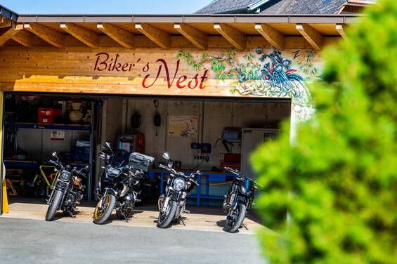 Biker Nest für Motorräder im Hotel Garni Zerza. Biker Nest für Motorräder im Hotel Garni Zerza.
