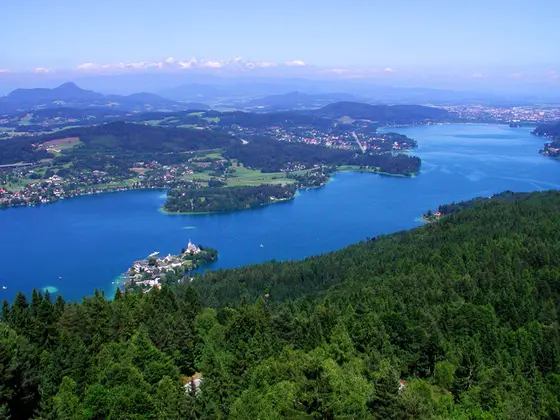 Blick vom Pyramidenkogel auf den Wörthersee am Nassfeld. Blick vom Pyramidenkogel auf den Wörthersee am Nassfeld.