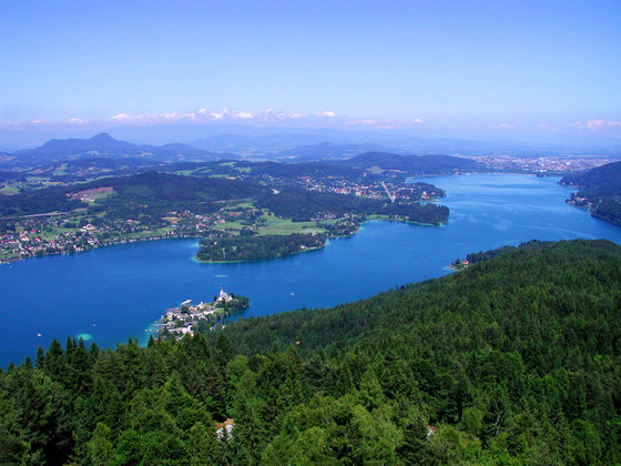 Blick vom Pyramidenkogel auf den Wörthersee am Nassfeld.