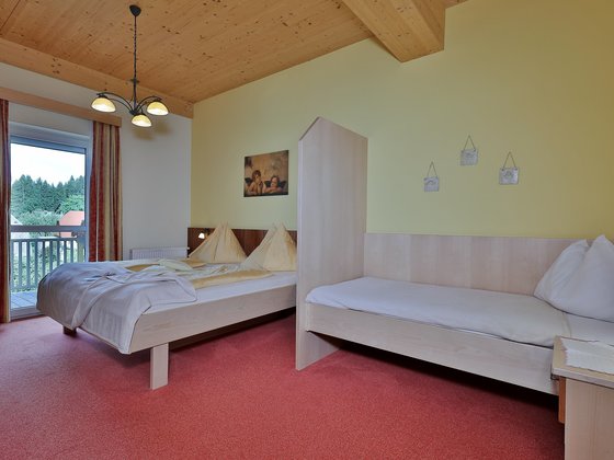 Dreibettzimmer Superior im Hotel Garni Zerza.