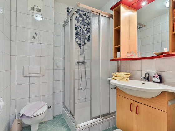 Bad im Appartement 1 im Hotel Garni Zerza.