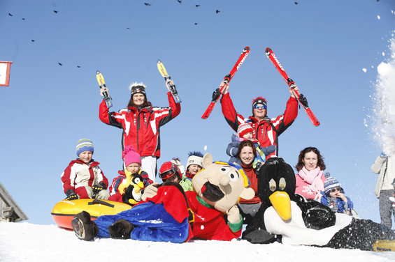 Kinder mit Skilehrern am Nassfeld in Kärnten