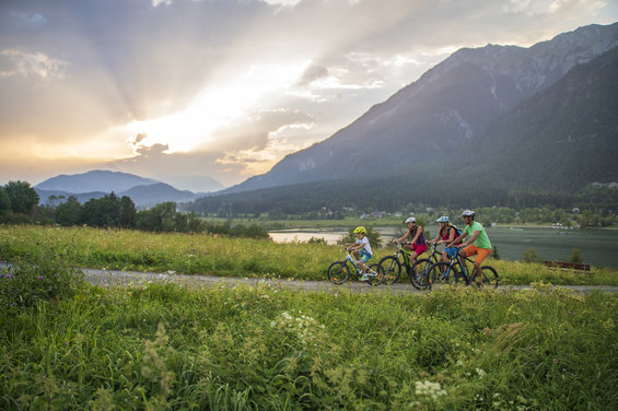 Enjoy cycling with the whole family on the Pressegger See copyright nassfeld.at Tinefoto Martin Steinthaler