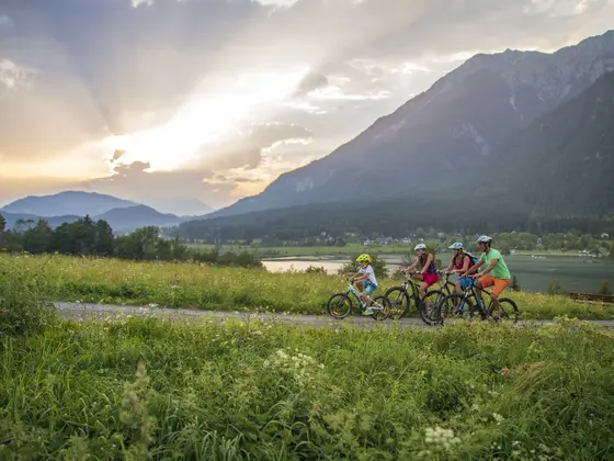 Radtour mit der Familie am Pressegger See.
