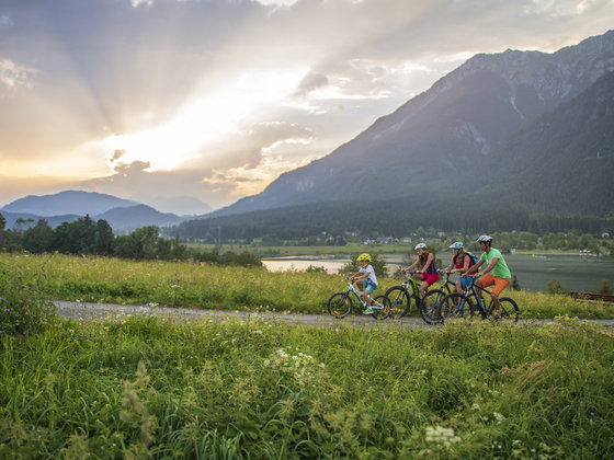 Radtour mit der Familie am Pressegger See.