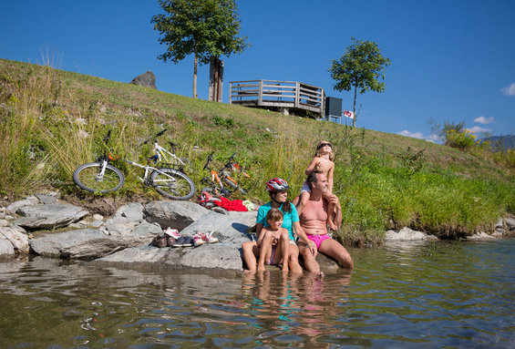 Familie am Gailfluss in Nassfeld in Kärnten