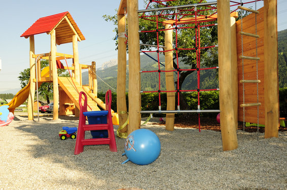 Kinderspielplatz im Hotel Garni Zerza am Nassfeld
