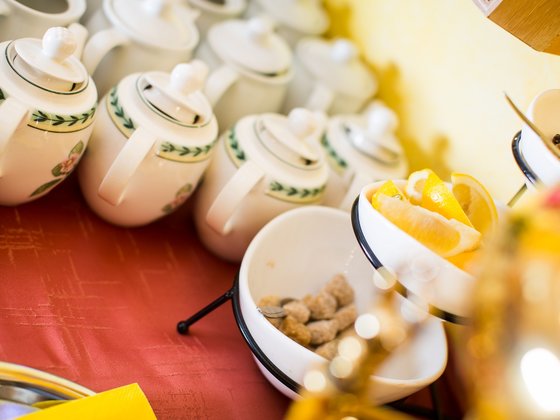 Teekannen am Frühstücksbuffet im Hotel Garni Zerza