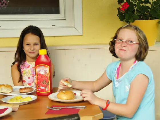 Kinder beim Grillabend im Hotel Garni Zerza. Kinder beim Grillabend im Hotel Garni Zerza.