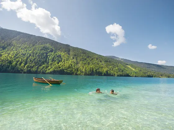 Baden im Weissensee mit blauem Wasser (c) Edward Gröger.