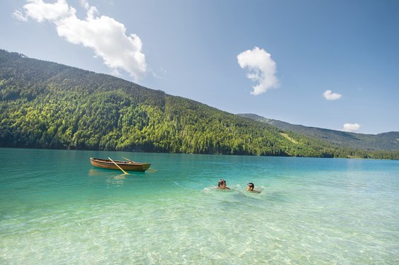 Baden im Weissensee mit blauem Wasser (c) Edward Gröger.