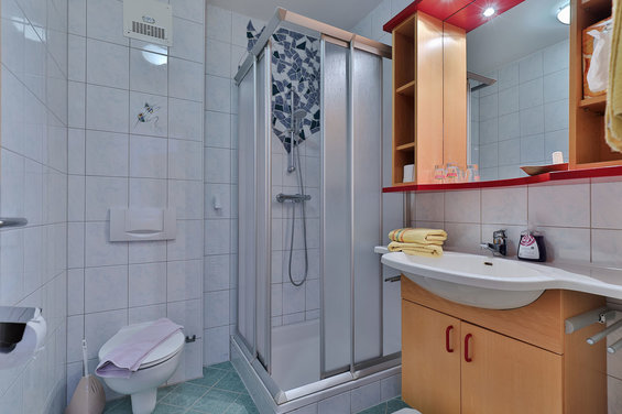 Bathroom in the Hänsel & Gretel 1 apartment in the Hotel Garni Zerza