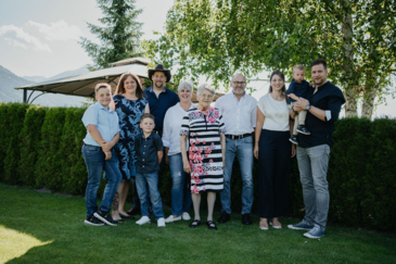 Familie Zerza im Garten vorm Haus.