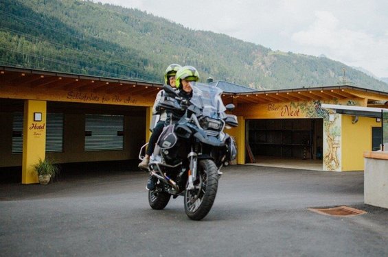 Motorrad im Hotel Garni Zerza am Nassfeld