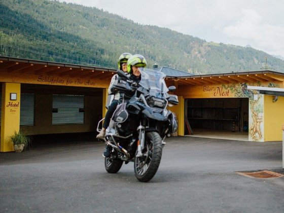 Motorrad im Hotel Garni Zerza