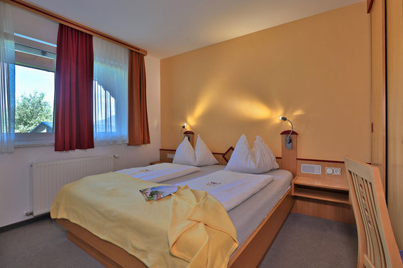 Bedroom in appartement Rotkäppchen at hotel Garni Zerza