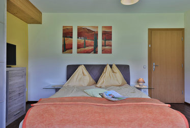 Doppelbett im Komfortzimmer ohne Balkon