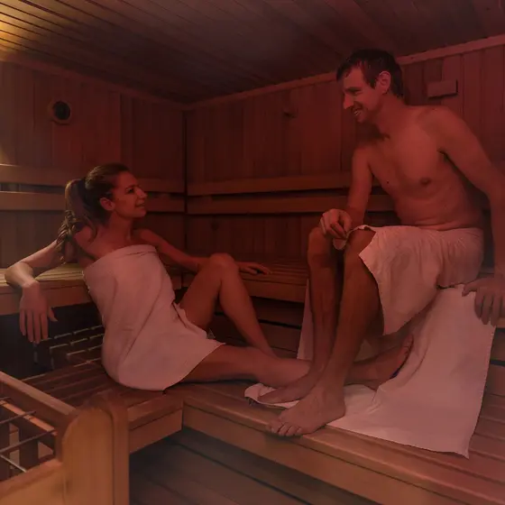 Paar in der Sauna im Hotel Garni Zerza. Paar in der Sauna im Hotel Garni Zerza.