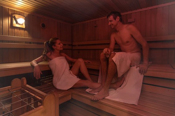 Paar in der Sauna im Hotel Garni Zerza