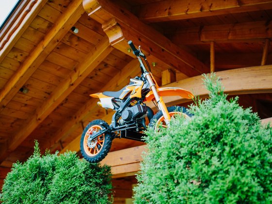 Motorrad am Dach im Hotel Garni Zerza