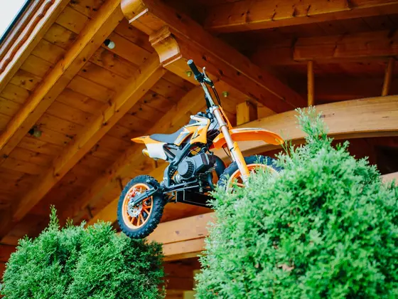 Motorrad am Dach im Hotel Garni Zerza