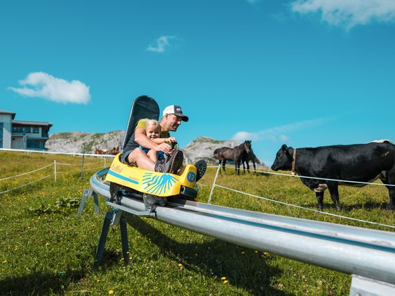 Familie auf der Rodelbahn (c) Martin Hofmann.