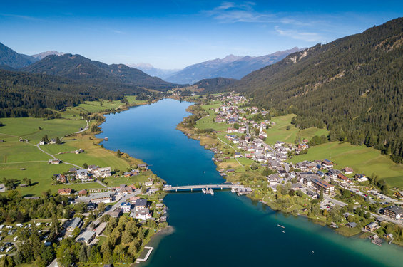 Ansicht des Weissensees in Kärnten von oben