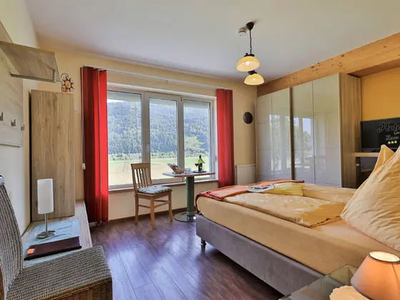 Komfortzimmer ohne Balkon im Hotel Garni Zerza in Kärnten Komfortzimmer ohne Balkon im Hotel Garni Zerza in Kärnten