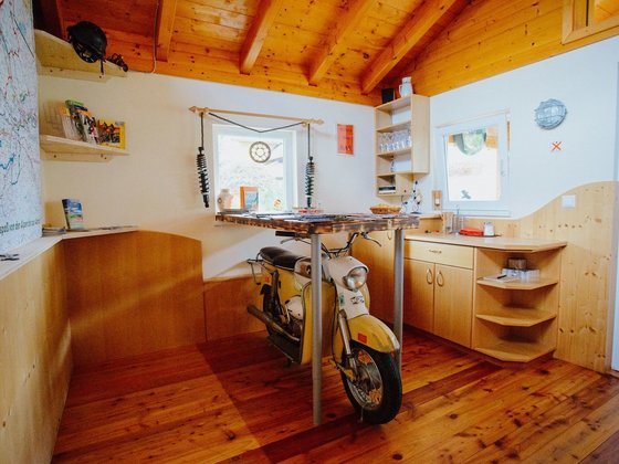 Holzmotorrad im Bikerstüberl vom Hotel Garni Zerza.