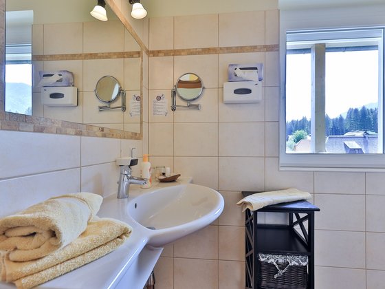 Bad im Doppelzimmer Classic im Hotel Garni Zerza.
