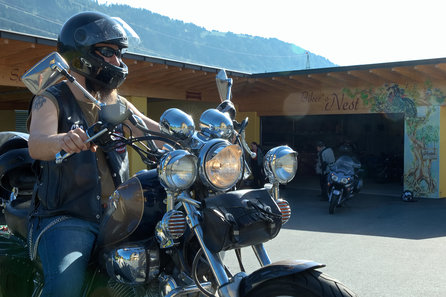 Motorradfahrer vor der Motorradgarage beim Hotel Garni Zerza