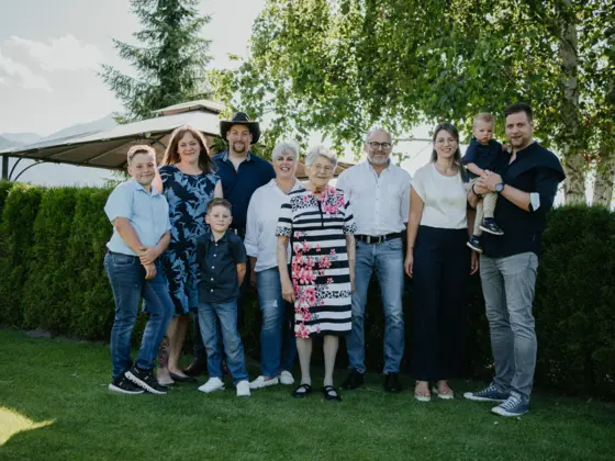Familie Zerza im Garten vorm Haus. Familie Zerza im Garten vorm Haus.