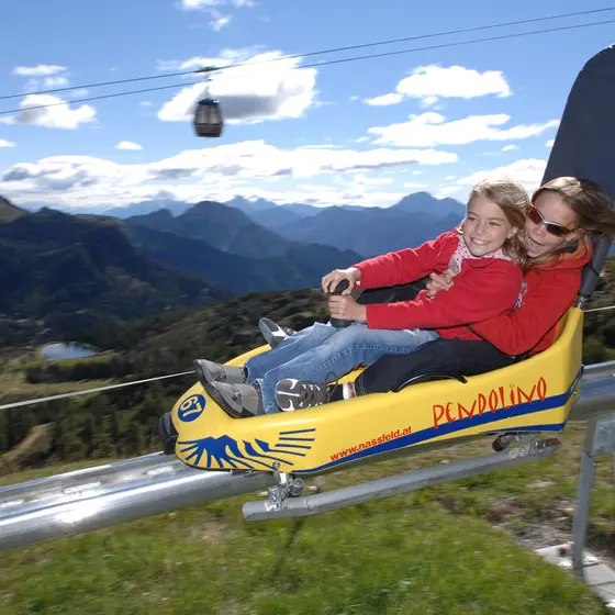 Fahrt mit der Sommerrodelbahn Pendolino. Fahrt mit der Sommerrodelbahn Pendolino.